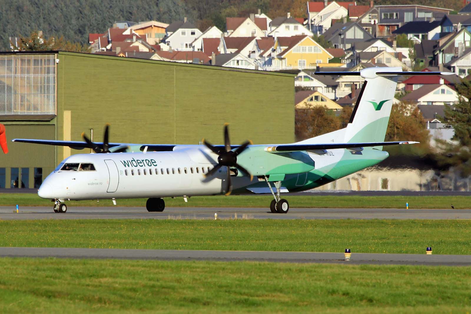 LN-RDZ (4063) 2001 Bombardier Dash 8-Q402