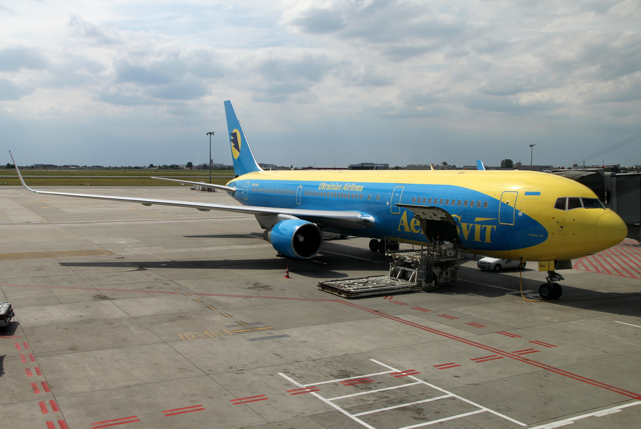 UR-AAI (25530) 1992 Boeing 767-33AER
