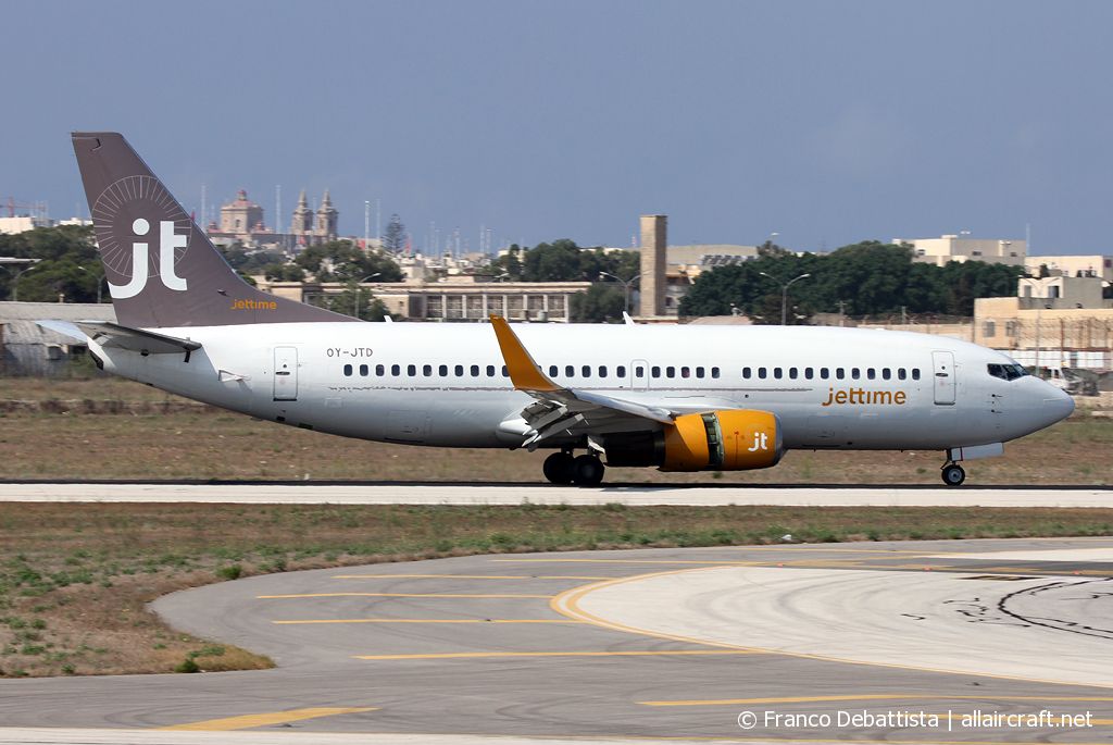OY-JTD (24678) 1990 Boeing 737-3Y0(WL)