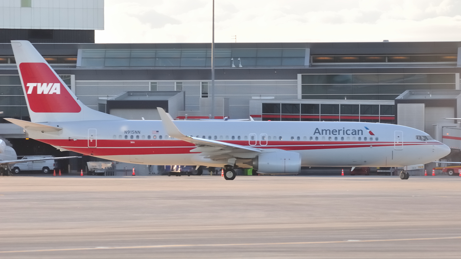 N915NN, (cn 33227), Boeing 737-823