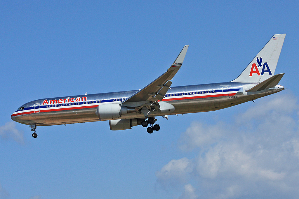 N381AN (cn 25450) Boeing 767-323ER