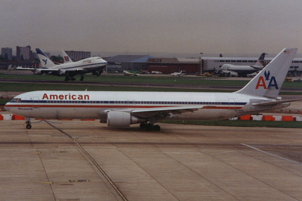 N370AA (cn 25197) Boeing 767-323ER
