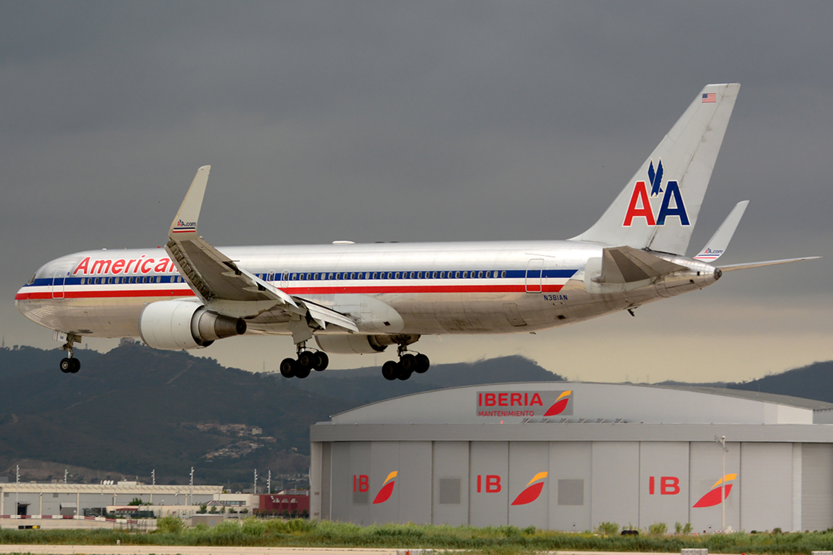 N381AN (cn 25450) Boeing 767-323ER