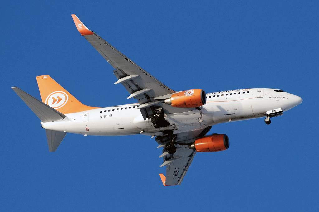 G-STRN (28007) 1998 Boeing 737-7L9(WL)