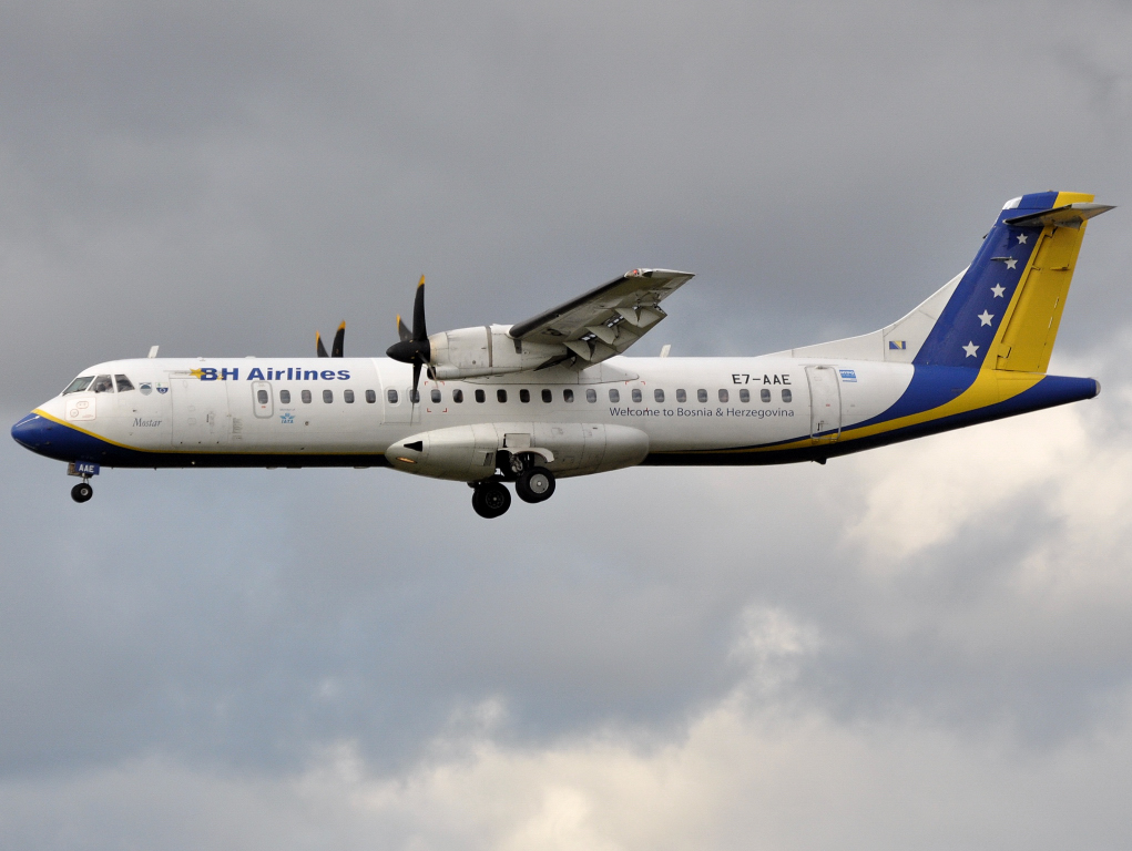 E7-AAE ( 465 ) 1995 ATR-72-212