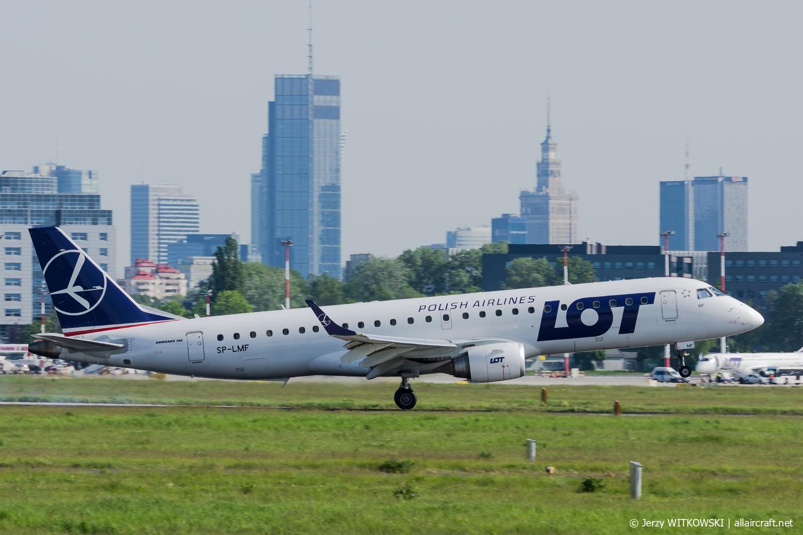 SP-LMF (19000330) Embraer ERJ-190AR