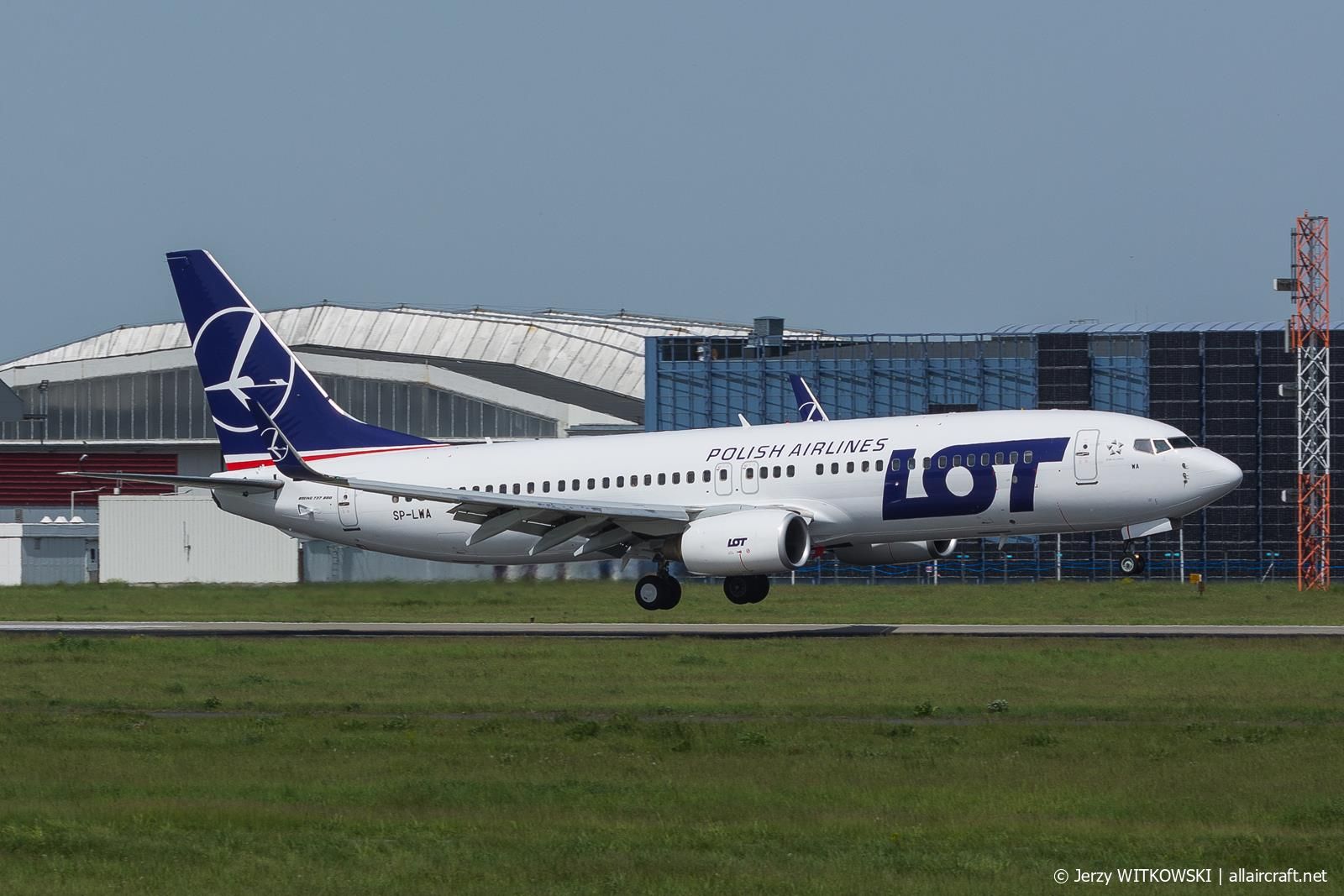 SP-LWA (30682) 2005 Boeing 737-89P(WL)
