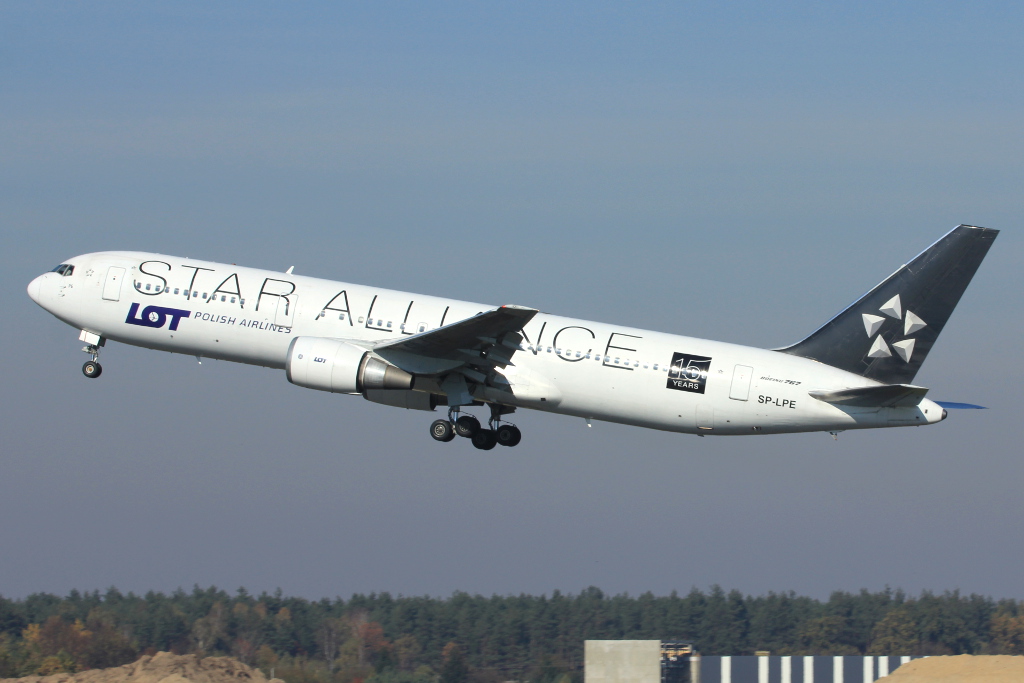 SP-LPE (24843) 1990 Boeing 767-341ER