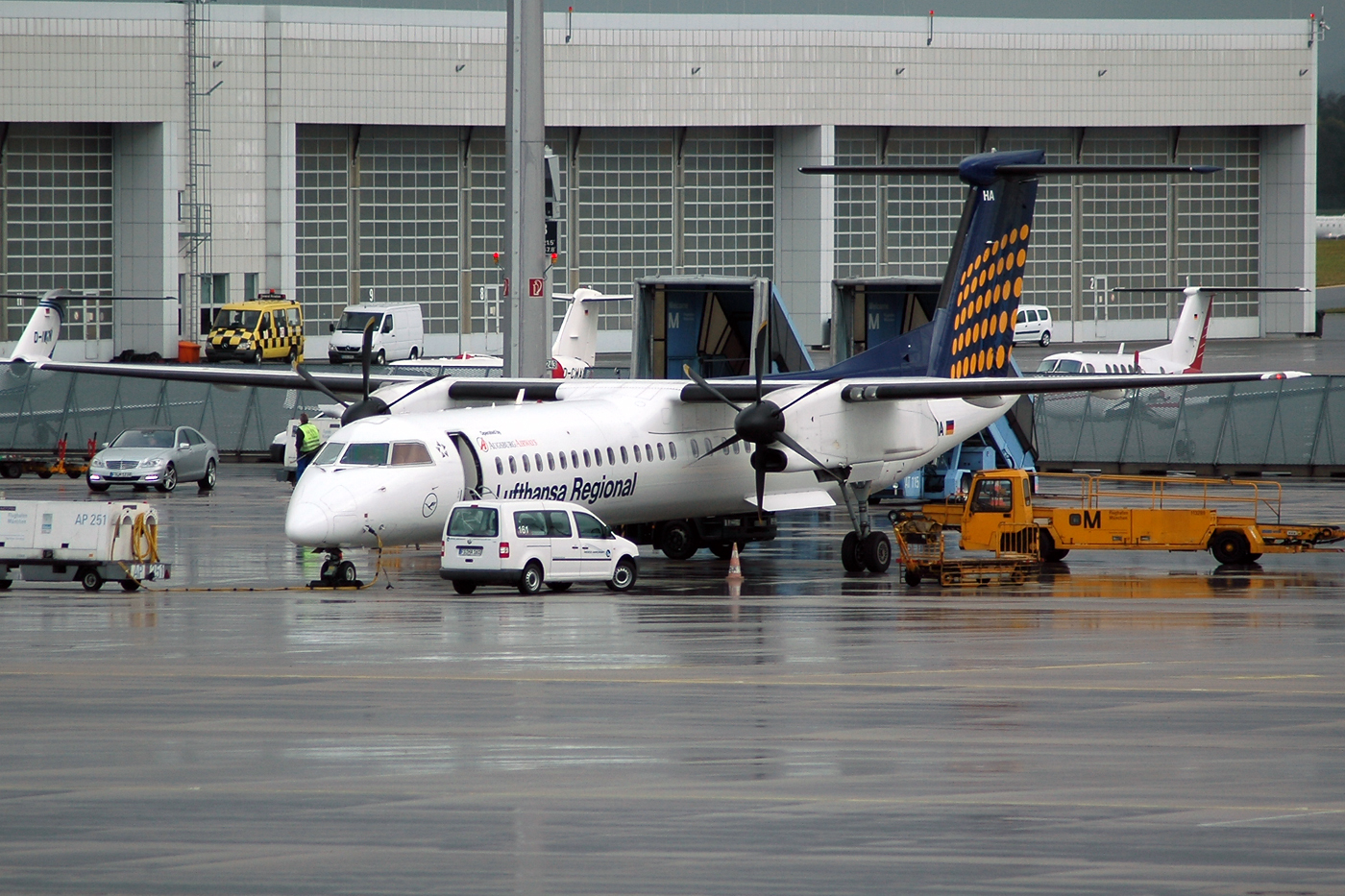 D-ADHA (cn 4028)  Dash 8-Q402