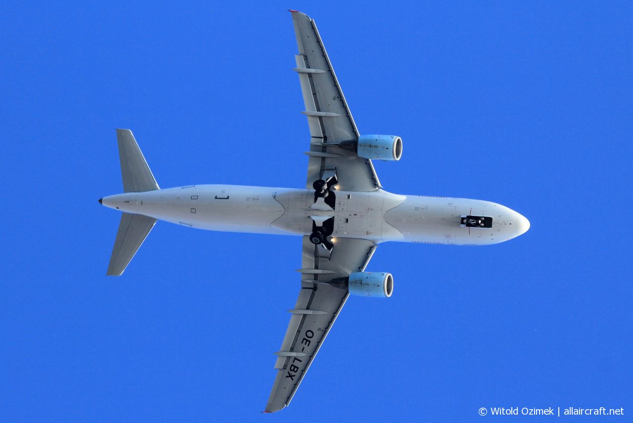 OE-LBX (1735) 2002 Airbus A320-214