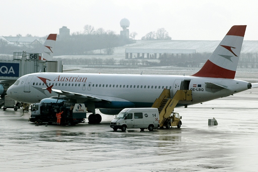 OE-LBQ (1137) 1999 Airbus A320-214