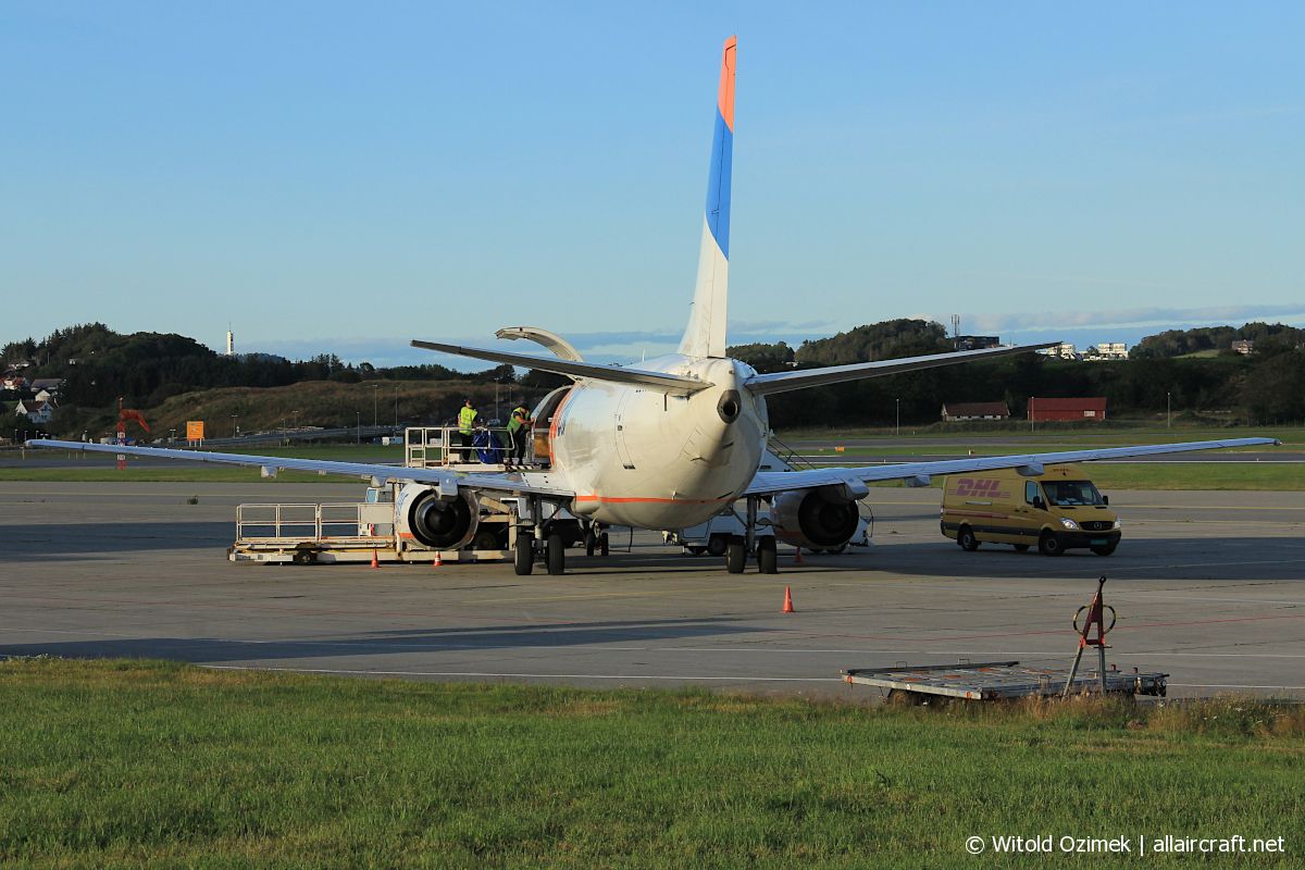 LZ-CGQ (25614) 1993 Boeing 737-3Y5(SF)