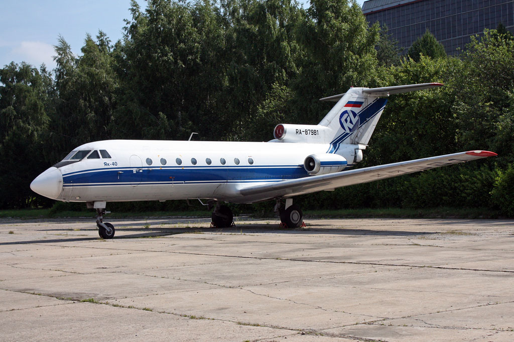 RA-87981 (9540444) 1975 Yakovlev Yak-40