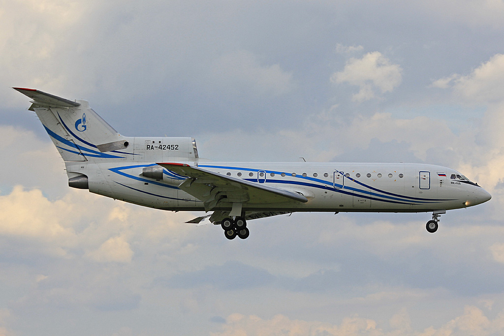 RA-42452 (4520424409016) Yakovlev Yak-42D