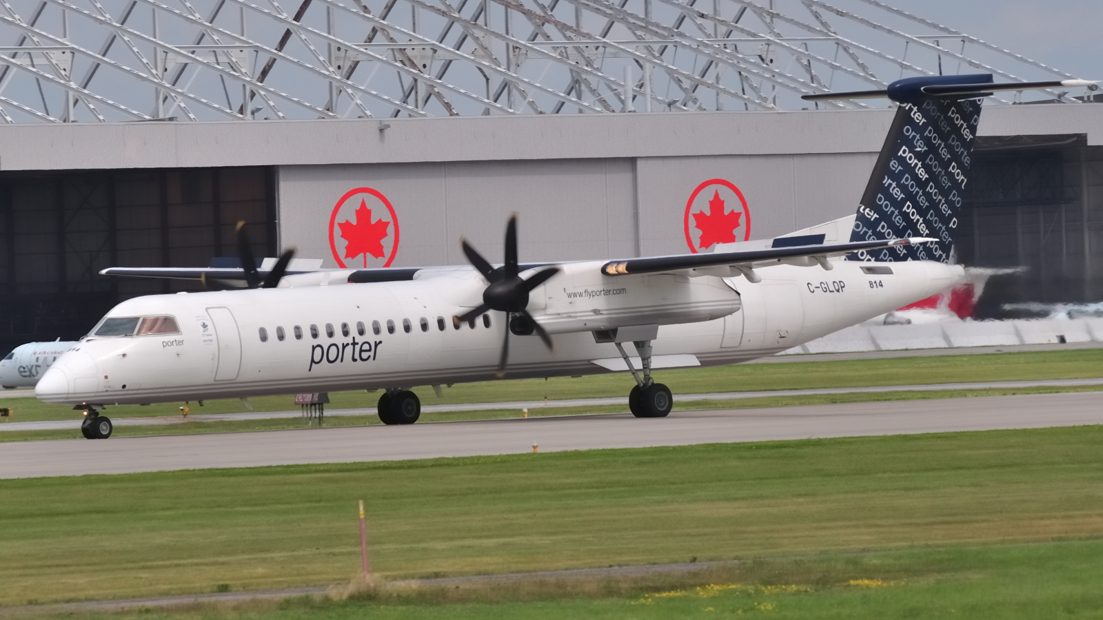 C-GLQP (4271) 2009 Bombardier Dash 8-Q402