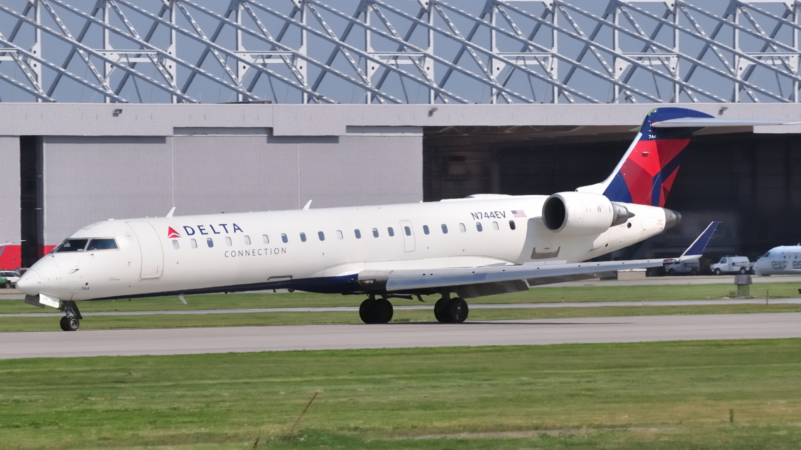 N744EV · Bombardier CRJ-701 · (YUL / CYUL)