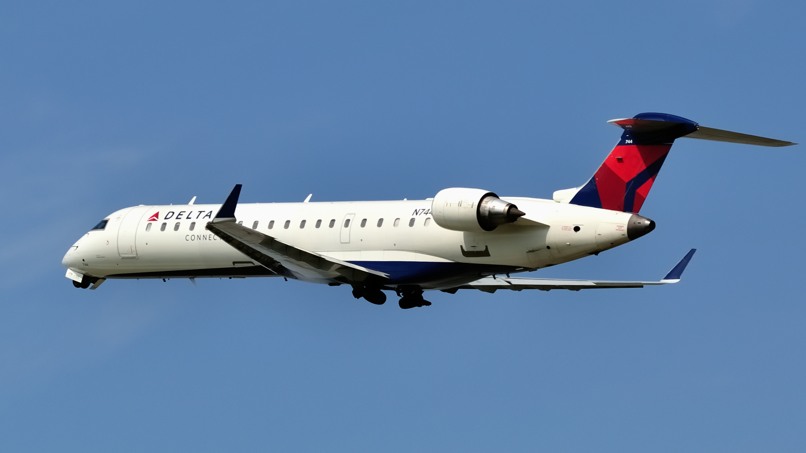 N744EV (10157) Bombardier CRJ-701