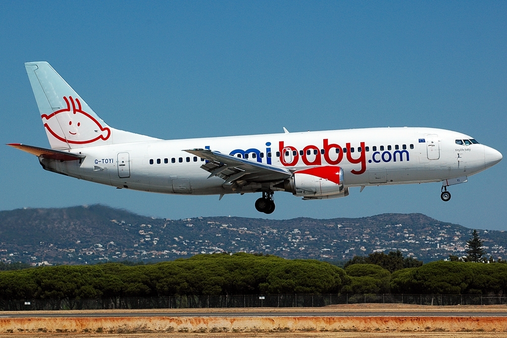 G-TOYI (28054) 1998 Boeing 737-3Q8