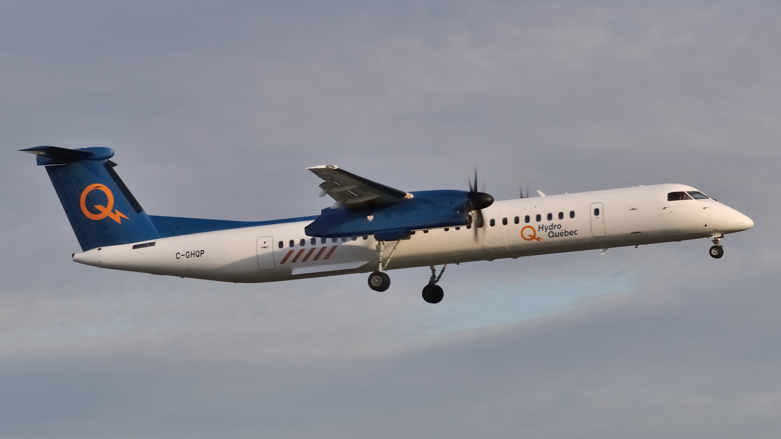 C-GHQP (4004) 1998 Bombardier Dash 8-Q402