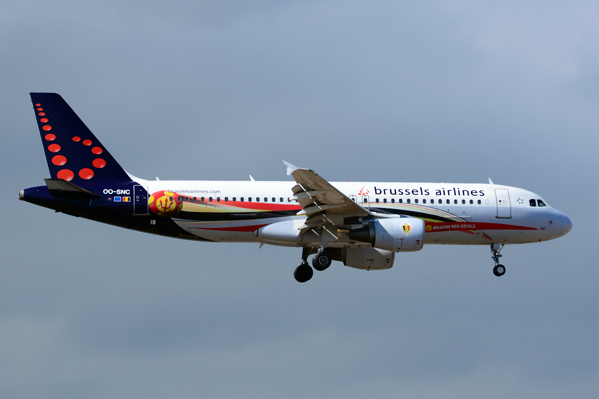 OO-SNC (1797) 2002 Airbus A320-214