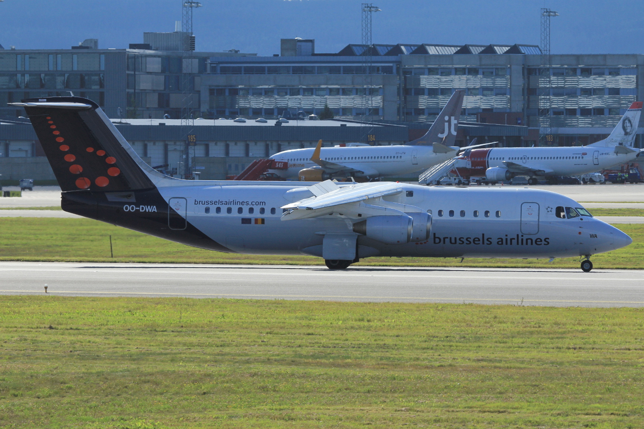 OO-DWA (cn E3308) BAe Avro RJ100