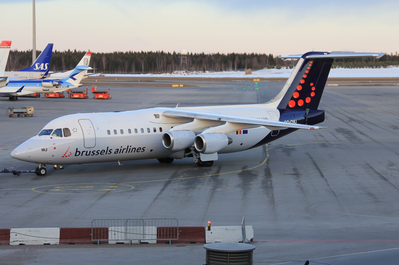 OO-DWJ (cn E3355) BAe Avro RJ100
