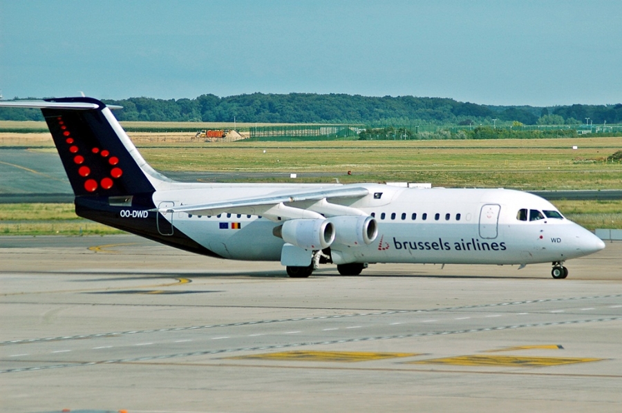 OO-DWD (E3324) 1998 British Aerospace Avro RJ100