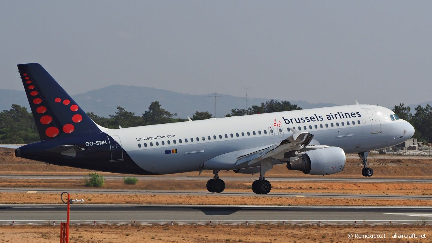 OO-SNH (2207) 2004 Airbus A320-214