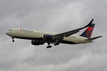 N1605 (30198) 1999 Boeing 767-332ER(WL)