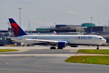 N16065 (30199) 1999 Boeing 767-332ER(WL)