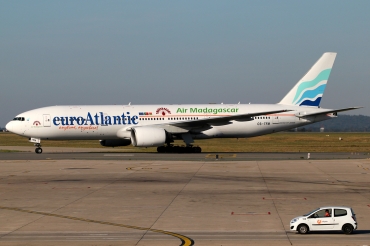 CS-TFM (cn 28513) Boeing 777-212ER