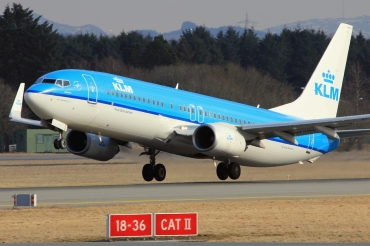 PH-BXU (33028) 2006 Boeing 737-8BK(WL)