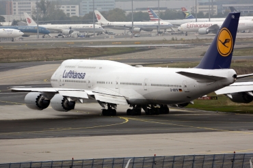 D-ABYR, (cn 37842), Boeing 747-830