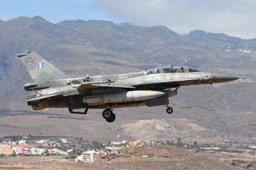 611 (XM-12) General Dynamics F-16D Fighting Falcon