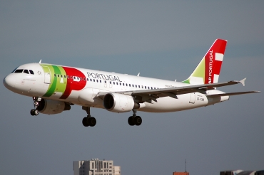 CS-TNR (3883) 2009 Airbus A320-214