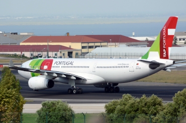 CS-TOT (372) 2000 Airbus A330-243