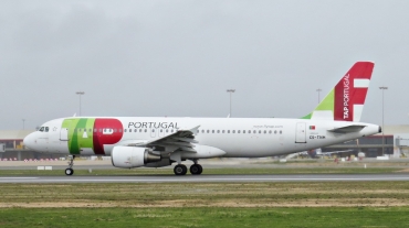 CS-TNH (960) 1999 Airbus A320-214