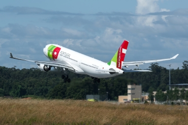 CS-TOE (305) 1999 Airbus A330-223