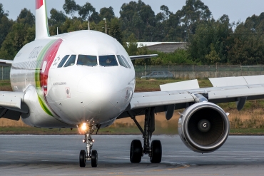 CS-TTF (837) 1998 Airbus A319-111