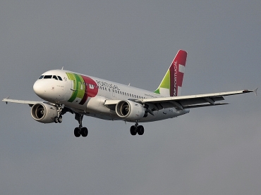 CS-TTI (933) 1998 Airbus A319-111