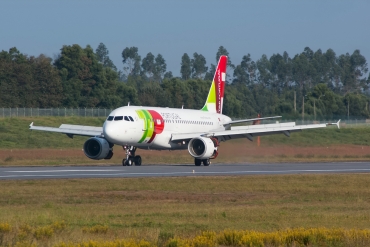 CS-TTI (933) 1998 Airbus A319-111
