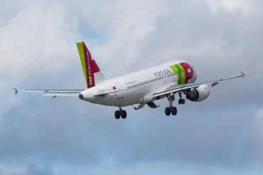 CS-TTI (933) 1998 Airbus A319-111