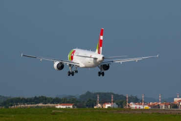 CS-TTV (1718) 2002 Airbus A319-112