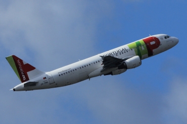 CS-TNG (945) 1998 Airbus A320-214