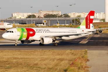 CS-TNG (945) 1998 Airbus A320-214