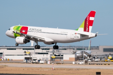 CS-TNG (945) 1998 Airbus A320-214