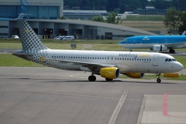 EC-JZI, (cn 2988), Airbus A320-214