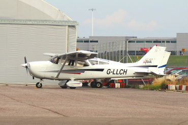 G-LLCH (172S8822) 2001 Cessna 172S Skyhawk SP