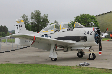 C-GSLA (200-423) 1955 North American T-28B Trojan