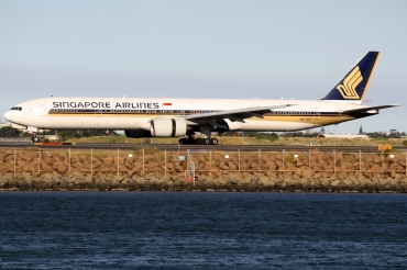 9V-SYI (32327) 2004  Boeing 777-312